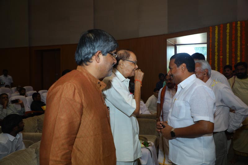 Sri Mulugu Ramalingeshwara Varaprasad Siddhanti was honoured with Jyotishyasastra Vignana Visharadha at Tummalapalli Kalakshetram, Vijayawada (70)